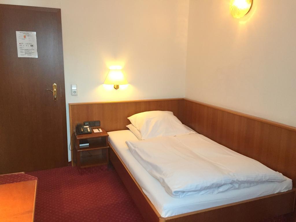 Hotel Bismarck Ντίσελντορφ Δωμάτιο φωτογραφία
